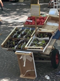 Vomero, via Luca Giordano, ambulante frutta